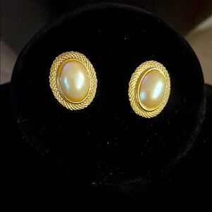 Vintage Y2K -Gold and Cream Pearl Earrings